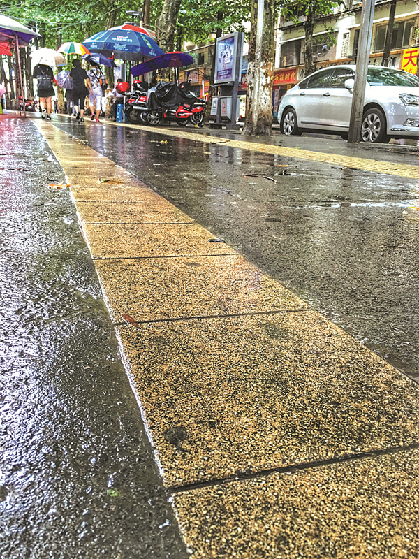 贵阳一年更换人行道砖1万平方米眨眼板多的原因是