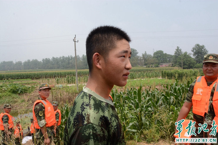 40度的高温天气救火人员真辛苦,39度高温下的坚守视频