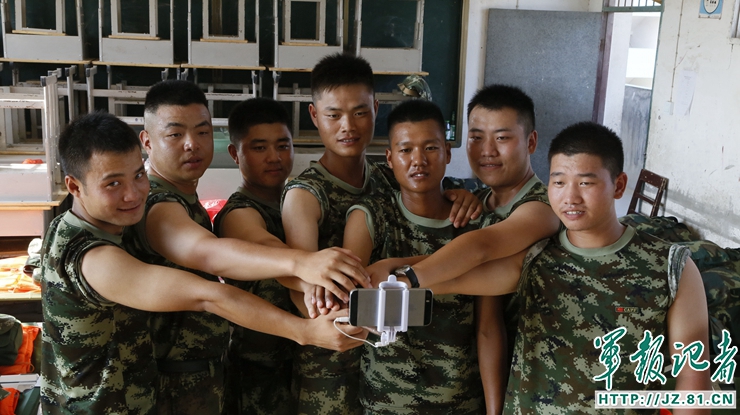 40度的高温天气救火人员真辛苦,39度高温下的坚守视频