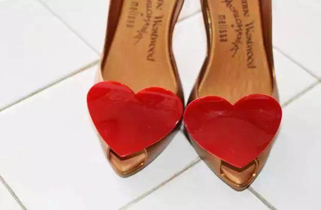 渴望拍拖的人可能都需要一双人字拖。