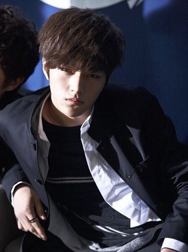 适合12岁男生帅气的短发型,适合22岁男生的成熟发型