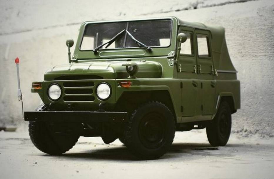 退伍老兵敬礼军车鸣笛感动想哭,中国军队老军车