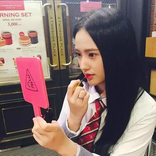 嘴唇干燥用什么唇彩最好用,唇彩防止嘴唇干裂起皮