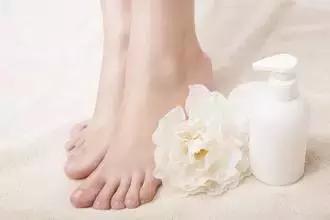 女士穿高跟鞋脚痛有什么妙招,穿高跟鞋脚疼的受不了了怎么办