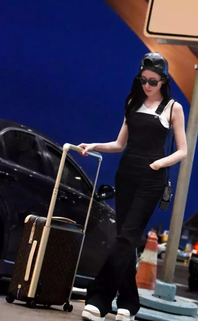 lv最新款脑洞也太大了吧,lv新款比之前多了两条线