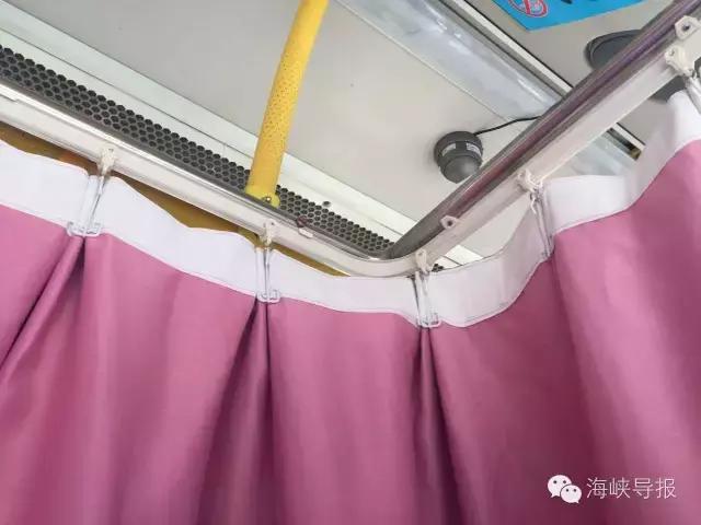 更爱厦门啦!2路公交车设了哺乳室!坐车时看见这帘子请呵护
