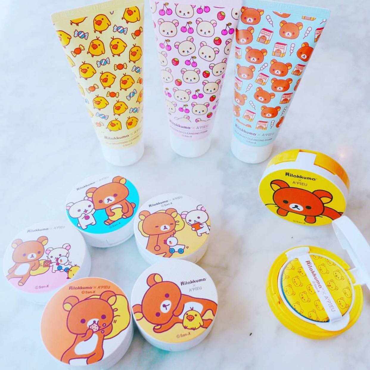 粉饼上面有一个玫瑰,粉饼上面有个兔子