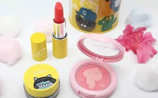 粉饼上面有一个玫瑰,粉饼上面有个兔子