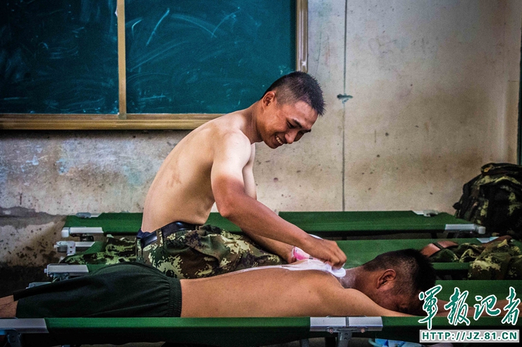 40度的高温天气救火人员真辛苦,39度高温下的坚守视频