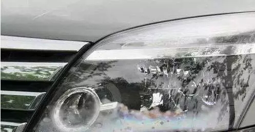 汽车大灯里为什么会进灰,汽车大灯里面有雾水是什么原因