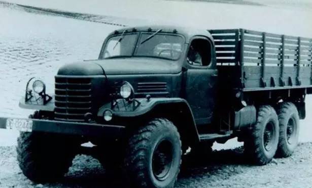 退伍老兵敬礼军车鸣笛感动想哭,中国军队老军车