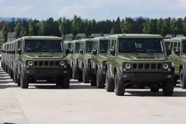 退伍老兵敬礼军车鸣笛感动想哭,中国军队老军车