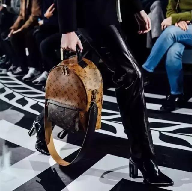 lv最新款脑洞也太大了吧,lv新款比之前多了两条线