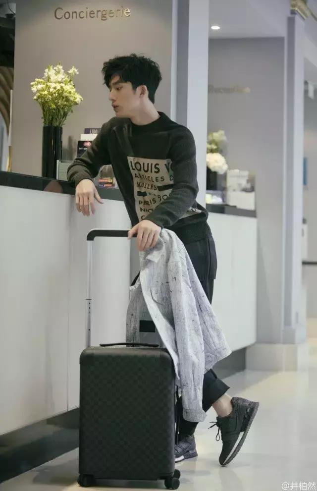 lv最新款脑洞也太大了吧,lv新款比之前多了两条线