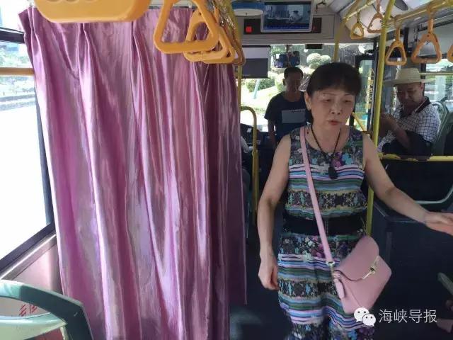 更爱厦门啦!2路公交车设了哺乳室!坐车时看见这帘子请呵护