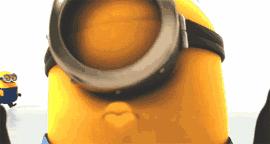 粉饼上面有一个玫瑰,粉饼上面有个兔子