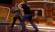 周星驰受外国主持人挑衅视频,周星驰外国上节目时被侮辱