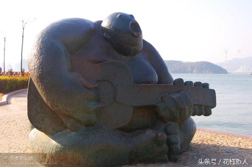 这座小岛群山环绕,海上最美小岛