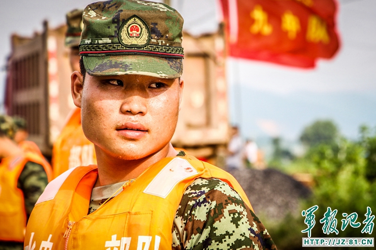 40度的高温天气救火人员真辛苦,39度高温下的坚守视频