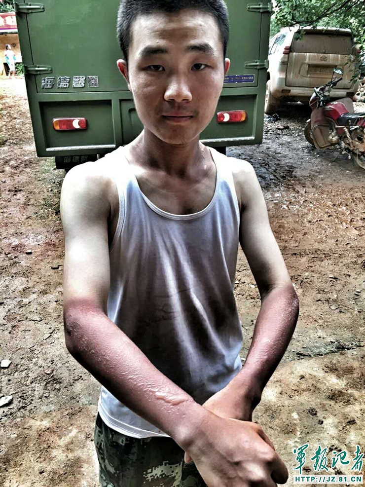 40度的高温天气救火人员真辛苦,39度高温下的坚守视频