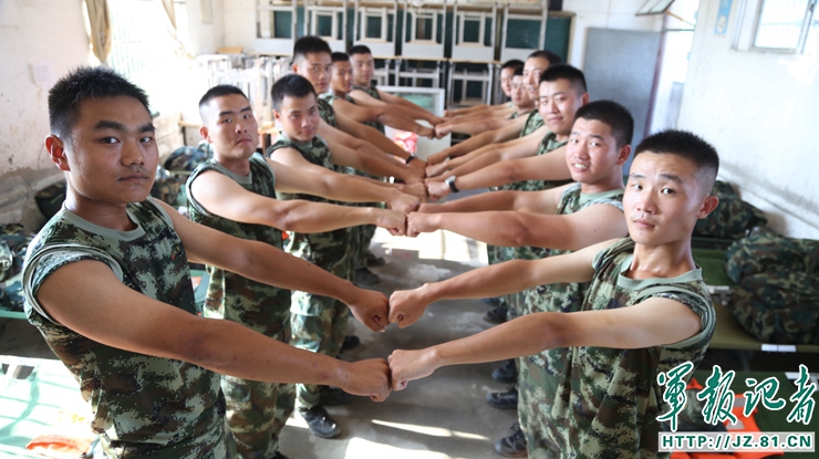 40度的高温天气救火人员真辛苦,39度高温下的坚守视频