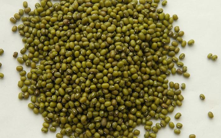 很少有人知道:一碗绿豆磨成泥,30天美白淡斑逆袭时尚白美人