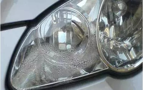 汽车大灯里为什么会进灰,汽车大灯里面有雾水是什么原因