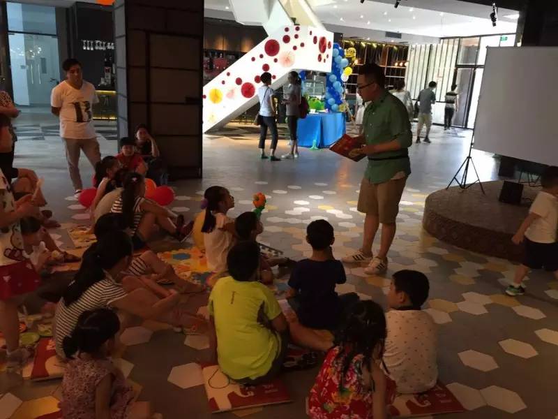 凯文叔叔带他的绘本互动魔术剧《点点点》来苏州天才宝贝啦！