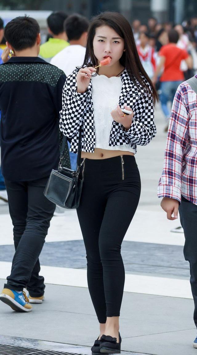 为什么说穿紧身裤的女人颜值不会太低，还风情万种