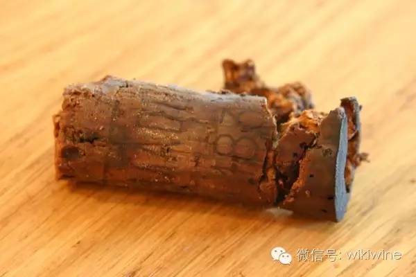 葡萄酒轻微漏液,葡萄酒出现沉淀物还能喝吗