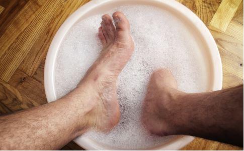 男人脚臭如何有效去除,男人脚臭怎么治最有效