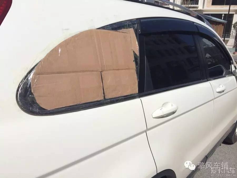 钥匙忘车里砸哪个玻璃,把车钥匙锁车里只能砸玻璃怎么办