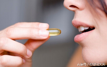 怀孕初期吃叶酸还是复合维生素好,叶酸怀孕初期服用0.4还是0.8