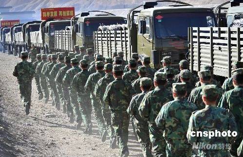 退伍老兵敬礼军车鸣笛感动想哭,中国军队老军车