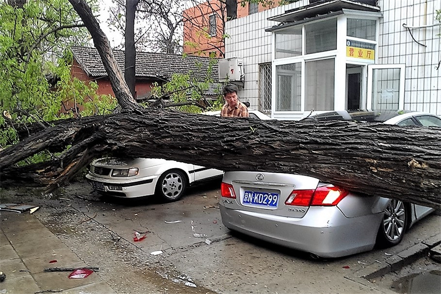 台风怎么避免小车被吹翻,台风损坏你的车怎么办