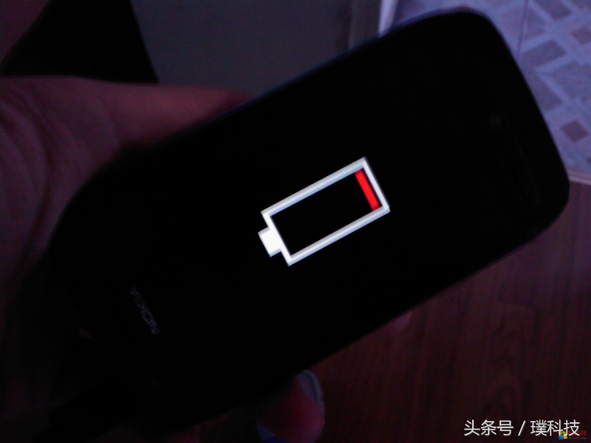 手机没用充电器电却满了怎么回事,手机电量用尽了才能充电