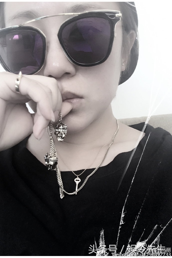 马丽微博晒自拍霸气侧漏手指却无意中透露了情感状态