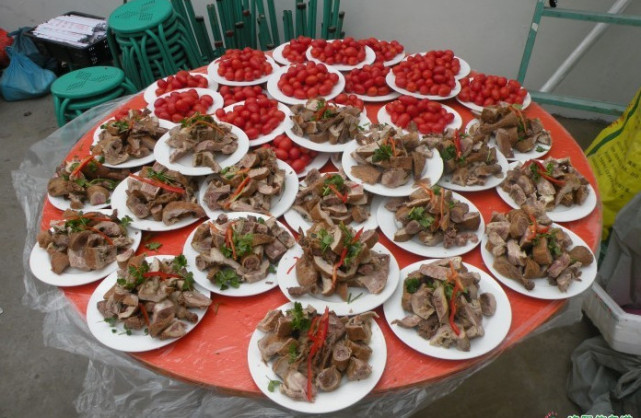 农村家庭办满月酒的“三大习俗”祭祖报喜是首要,必备红鸡蛋