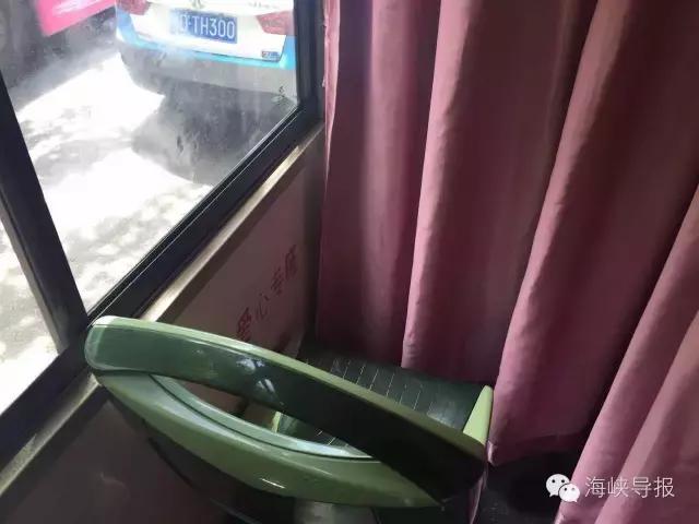 更爱厦门啦!2路公交车设了哺乳室!坐车时看见这帘子请呵护