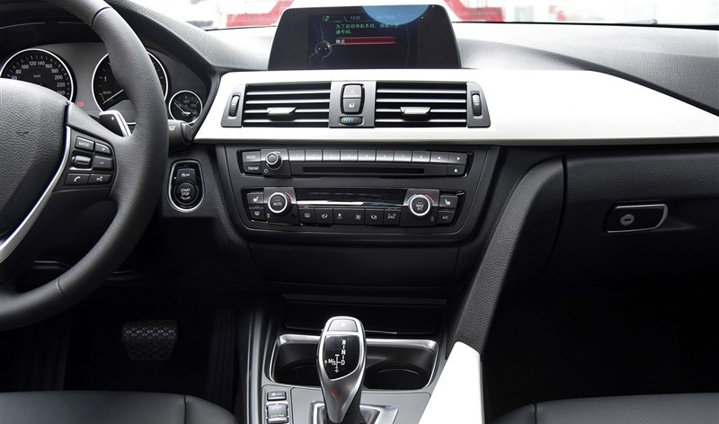 这是羽泉的座驾，宝马328Li性价比好而且安全性能佳