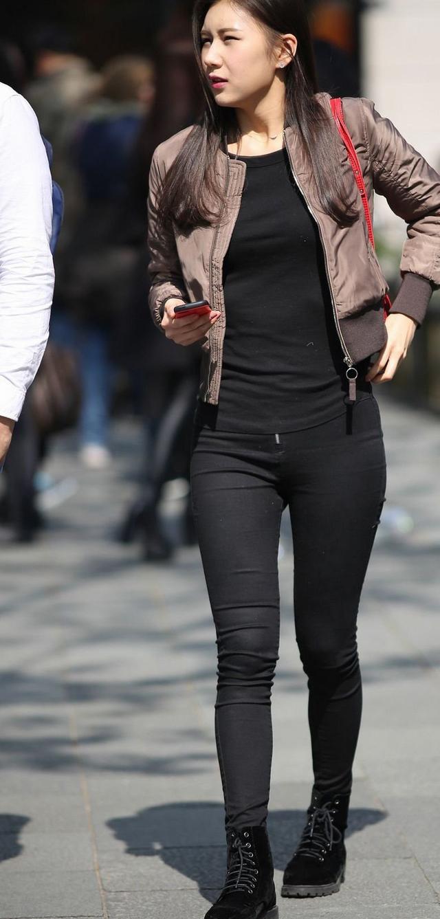 为什么说穿紧身裤的女人颜值不会太低，还风情万种