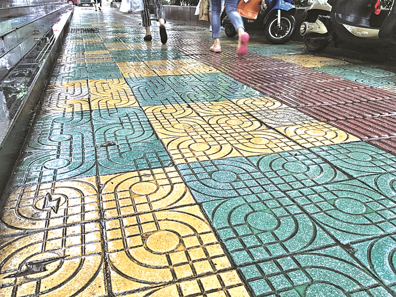 贵阳一年更换人行道砖1万平方米眨眼板多的原因是