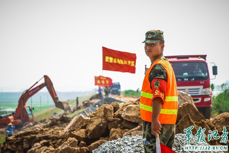 40度的高温天气救火人员真辛苦,39度高温下的坚守视频