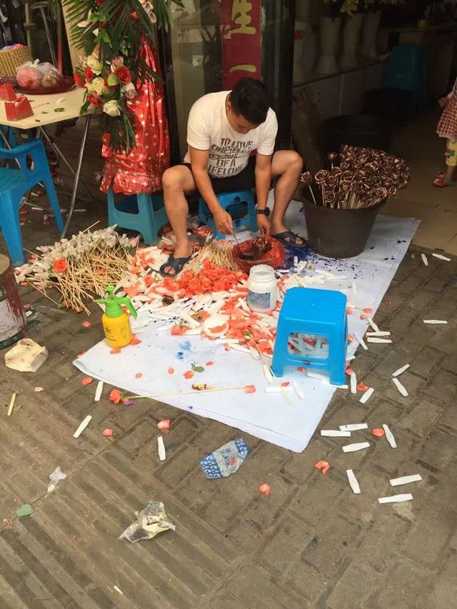 玫瑰“换衣”身价倍增染出来的“蓝色妖姬”你买吗？