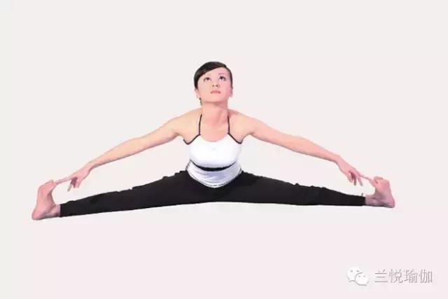 瑜伽三个动作缓解腹部疼痛,瑜伽体式怎么缓解腰痛