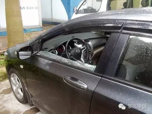 钥匙忘车里砸哪个玻璃,把车钥匙锁车里只能砸玻璃怎么办