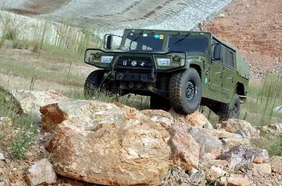 退伍老兵敬礼军车鸣笛感动想哭,中国军队老军车