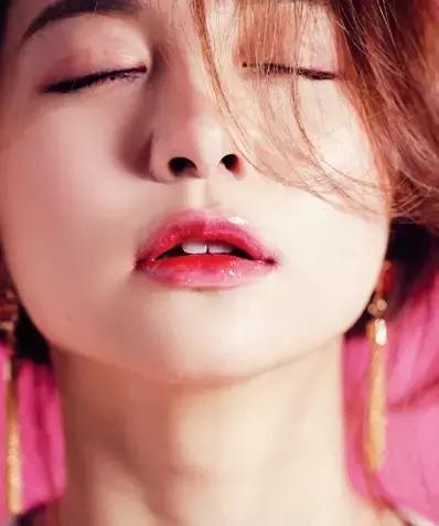 嘴唇干燥用什么唇彩最好用,唇彩防止嘴唇干裂起皮