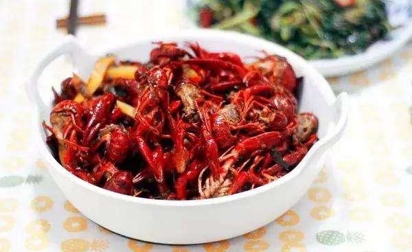 赵丽颖小龙虾夹肉,赵丽颖采访心心念念小龙虾