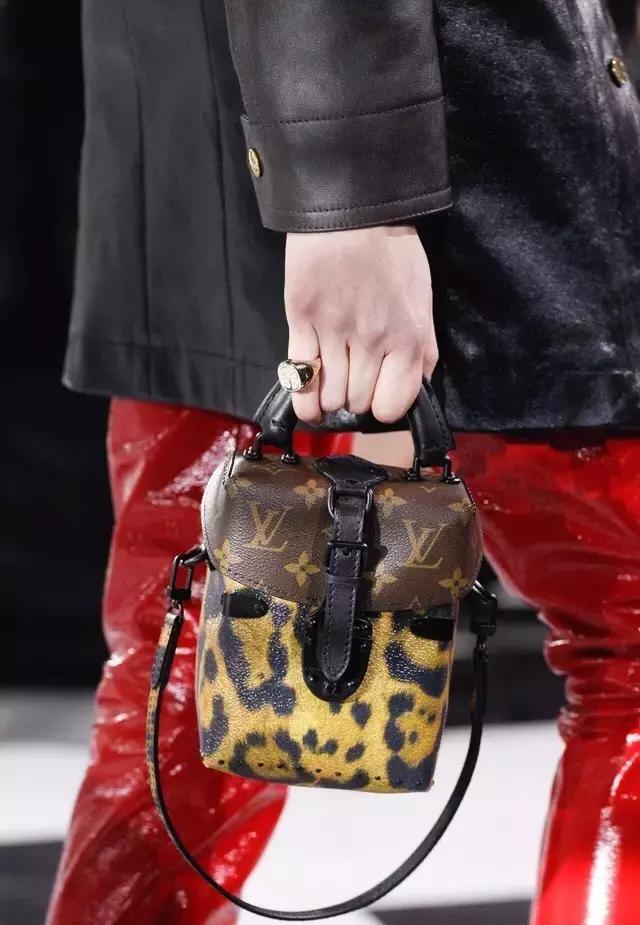 lv最新款脑洞也太大了吧,lv新款比之前多了两条线